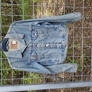 True vintage Levi's denim jacket. Size M